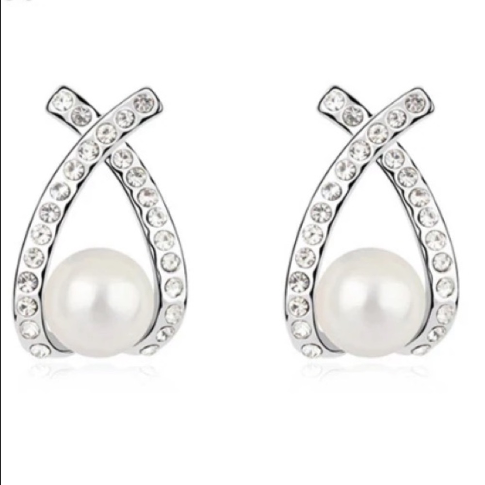NEW!💙💎SILVERY!💍BEAUTIFUL PEARL LOOK💍STUDS!💎💙 - Picture 2 of 8